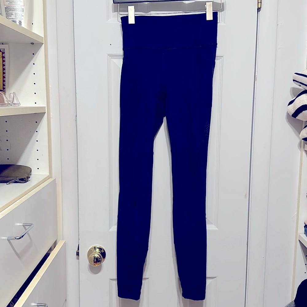 Lululemon leggings with mesh pockets and sides in size 4
